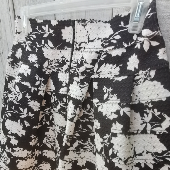 Soprano SMALL floral pleated stretch flare skirt - Picture 5 of 8